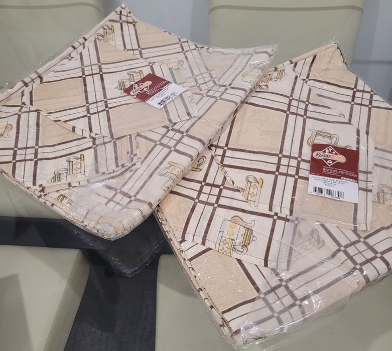 Toalhas de mesa novas com guardanapos