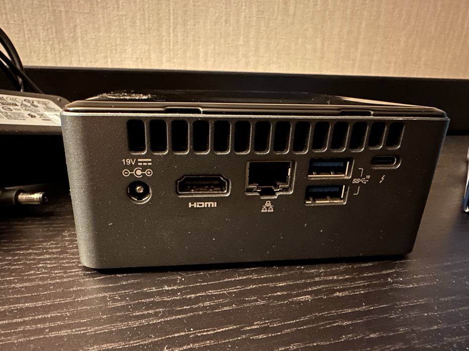 Intel NUC i3- 16gb Ram e 500 rom
