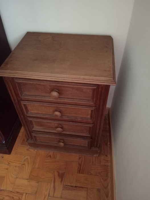 Moveis de quarto, cama roupeiro e mesinha de cabeceira