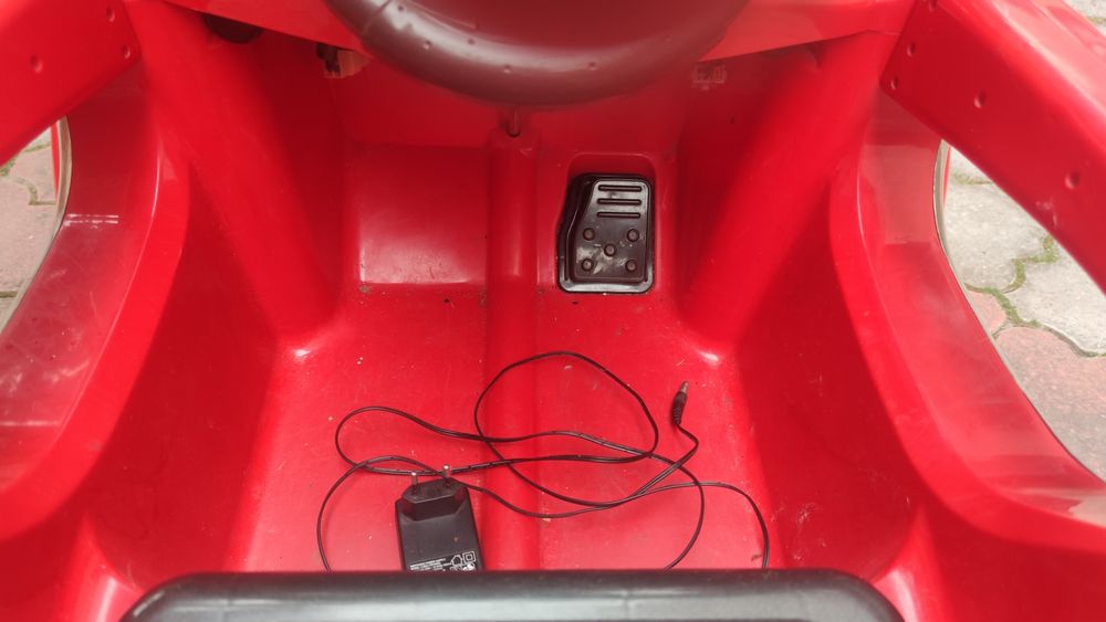 Дитячий електромобіль