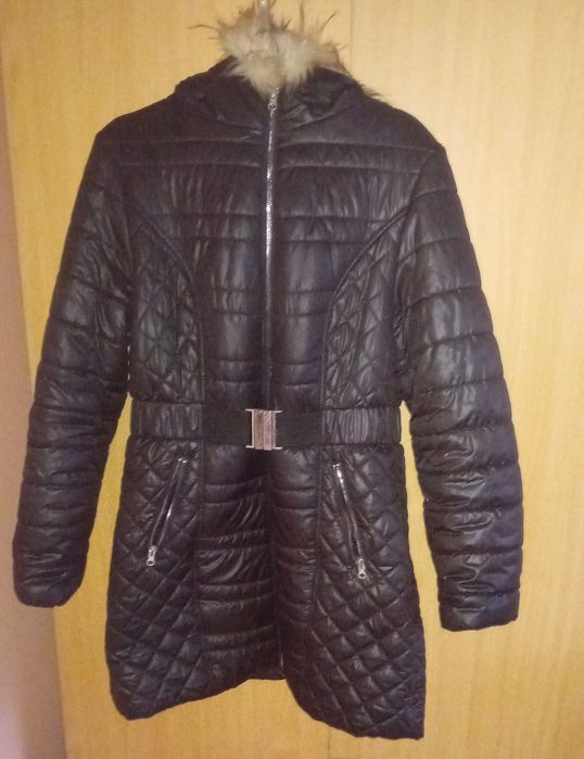 Kurtka damska czarna pikowana z paskiem.