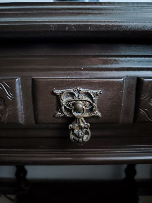 Vendo 2 mesas de cabeceira madeira escura trabalhada vintages