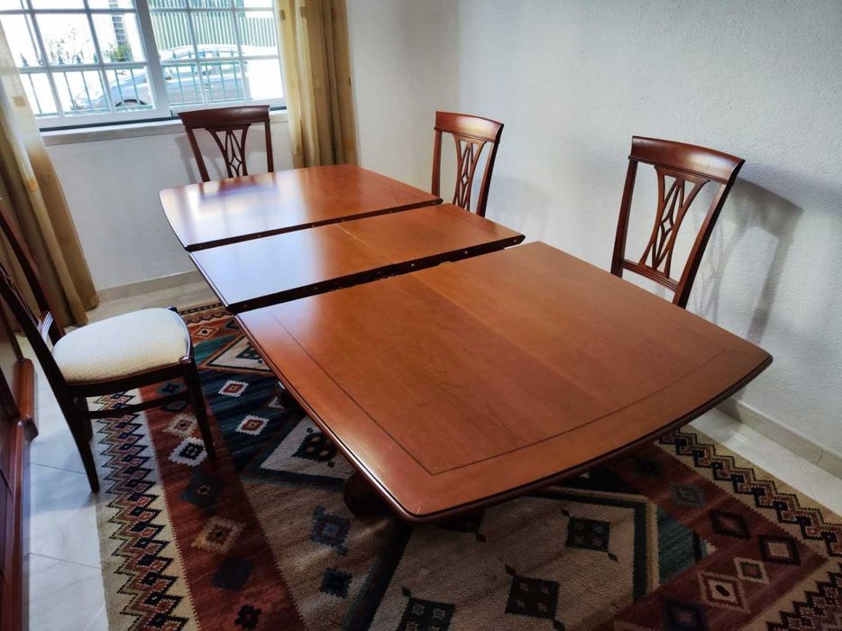 Sala de jantar em cerejeira