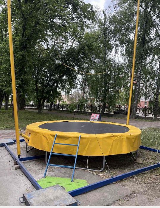 Тарзанка, батут з резинками, банджо