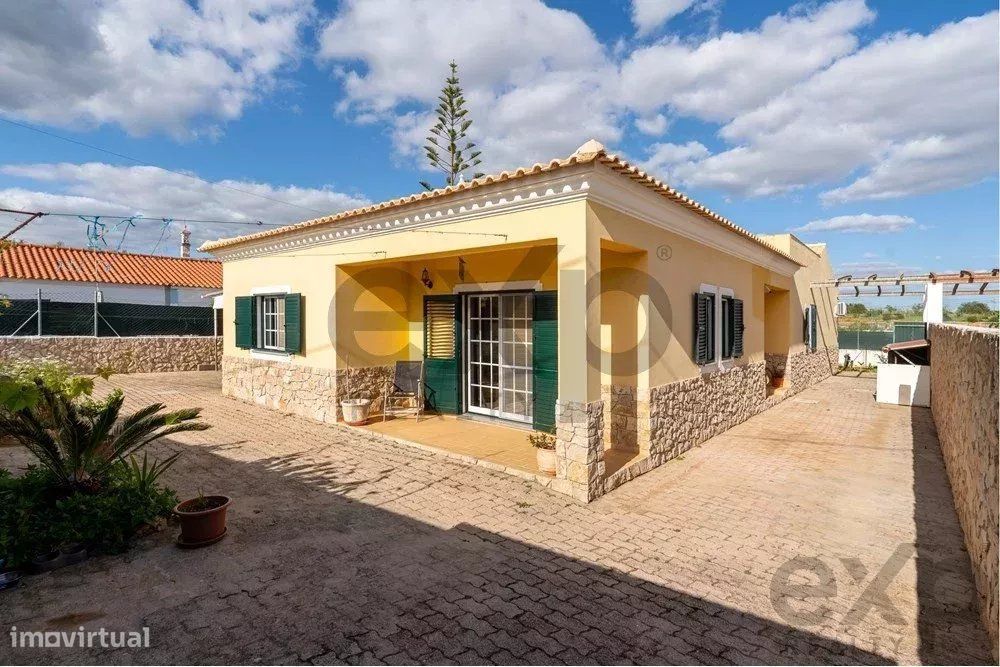 "Moradia isolada T3 com jardim, estacionamento coberto, vista de campo