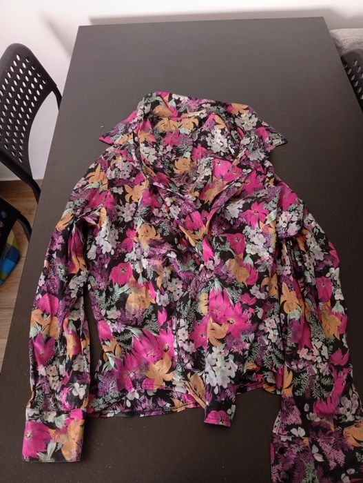 Camisas elegantes de senhora.