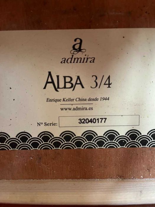 Guitarra Clássica 3/4 Alba com apoio pé e afinador Fender, como nova!