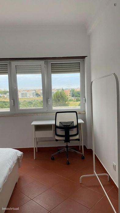 Quarto - localizado em Oeiras Lisbon