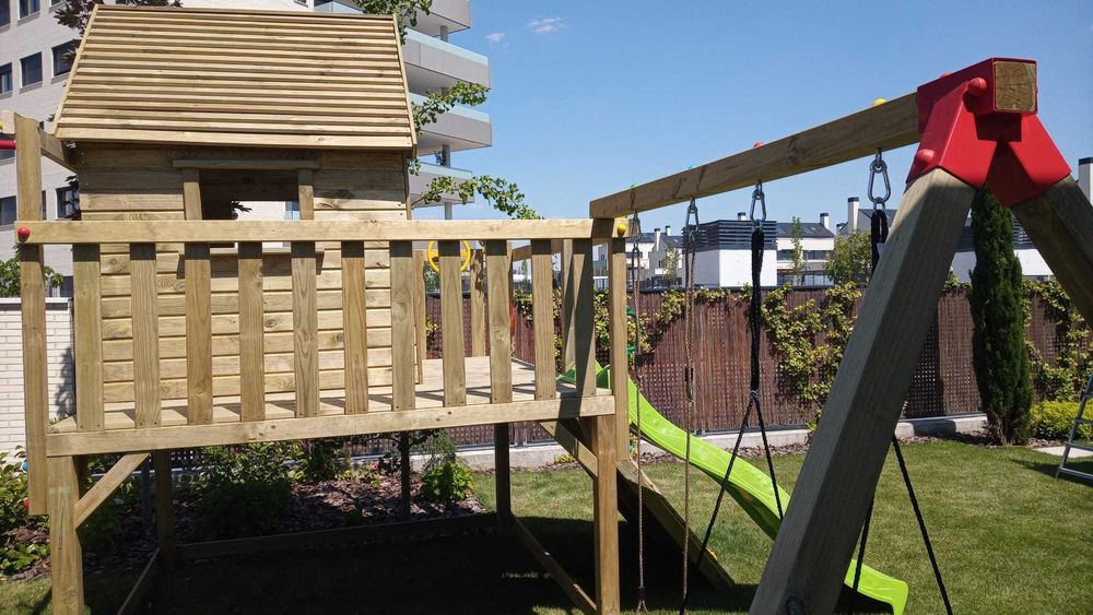 Playground casa varanda baloiço escorrega bomberos. Instalado