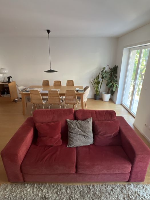 Sofa 2 pessoas , em muito bom estado com almofadas incluidas.dimensoes : 2,0 x 1,0 m