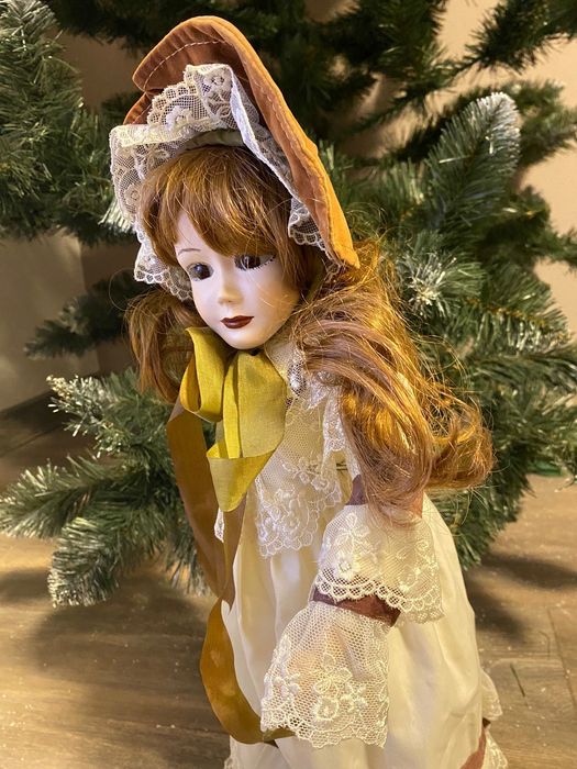 Фарфорова лялька зі змінними капелюшками.