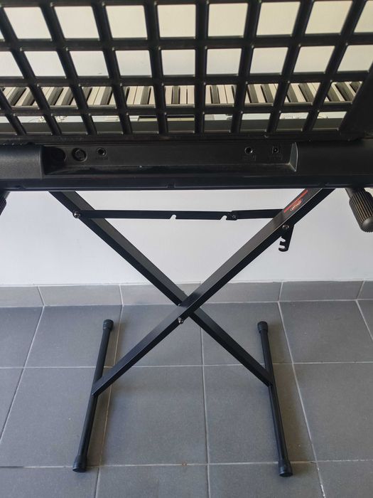 Piano/Órgão Yamaha PSR-E213 com Suporte