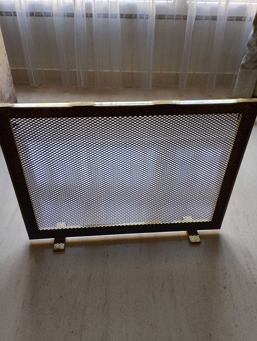 Resguardo de lareira dourado