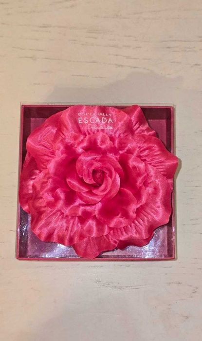 Брош-квітка Escada Especially Delicate Notes