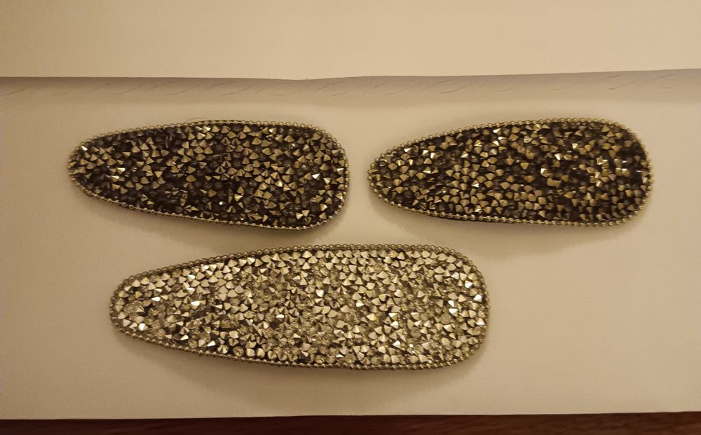 Conjunto de 3 ganchos  novos ,de cabelo brilhantes.