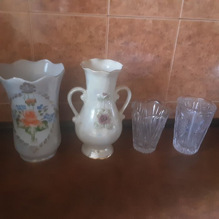 Лот из 4-ваз для цветов: Вазы для цветов хрустальные и фарфоровая.