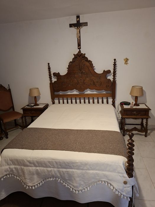 Mobília de Quarto Casal Completa em Madeira Maciça – Estilo D. João V (Impecável)