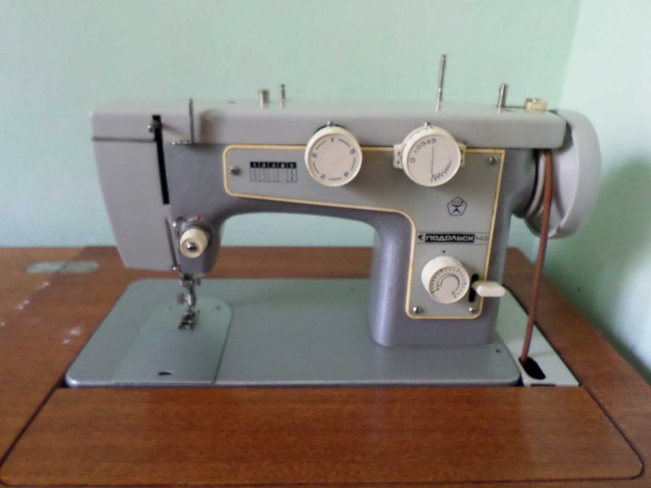 Швейная машинка " Подольск 142 " , знак качества ссср .