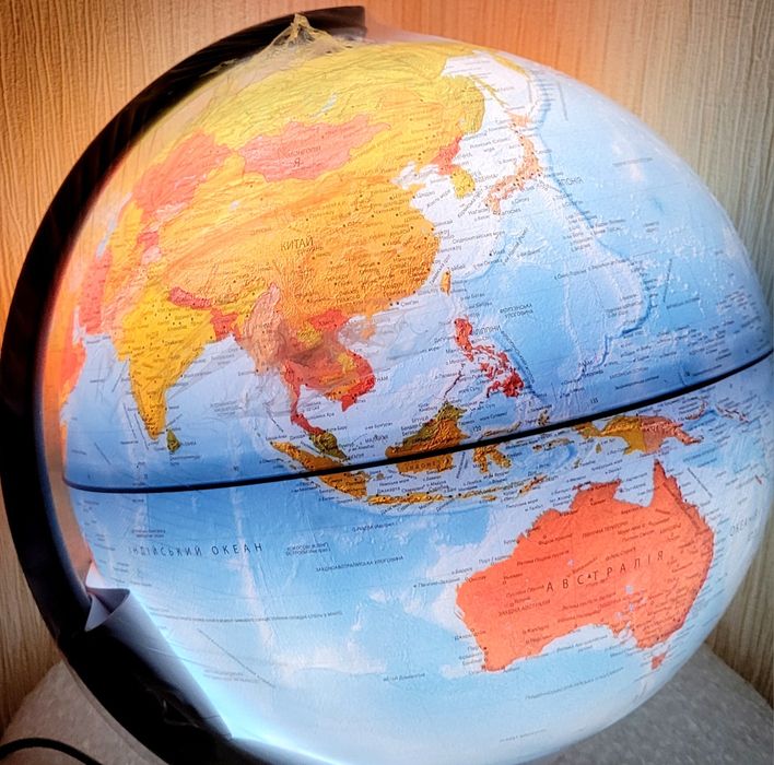 Глобус з підсвіткою фізичний / політичний на дерев'яній підставці