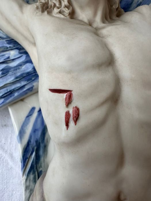 Cristo na cruz em cerâmica