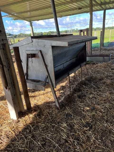 Comedouro de farinha ou granulado 500Kg Vitelos