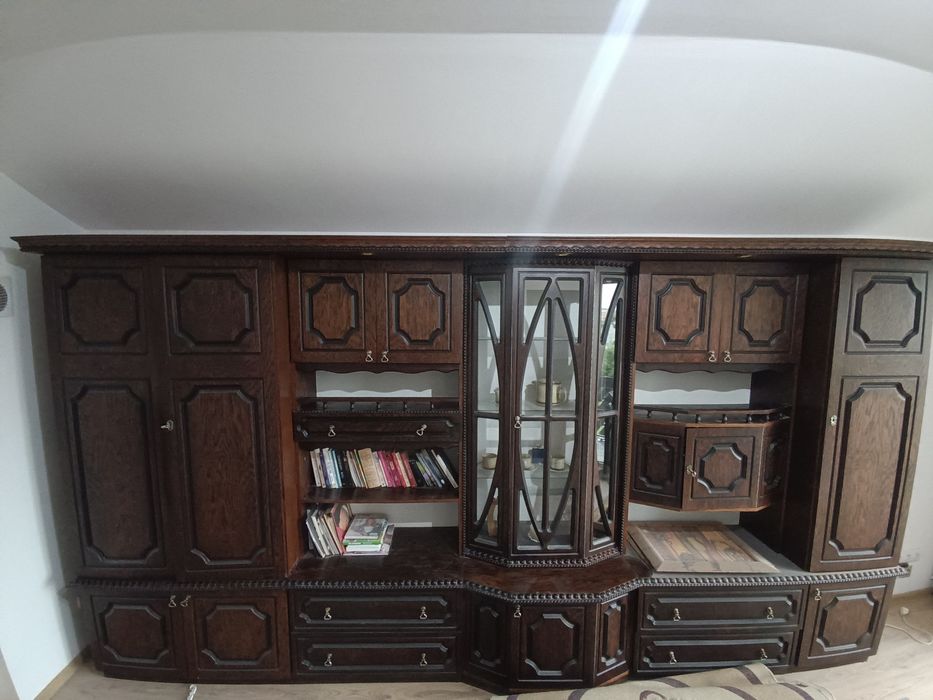 Klasyczna drewniana meblościanka