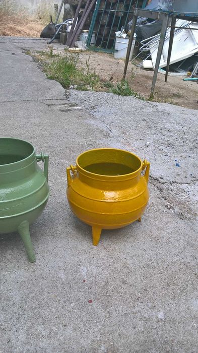 3 potes de ferro pintados , para decoraçao de jardim