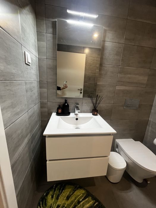 Armário de casa de banho com lavatório, torneira, espelho e luz