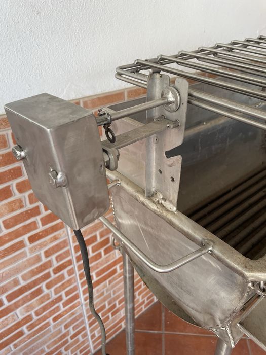 Churrasqueira INOX a carvão com grelha e motor
