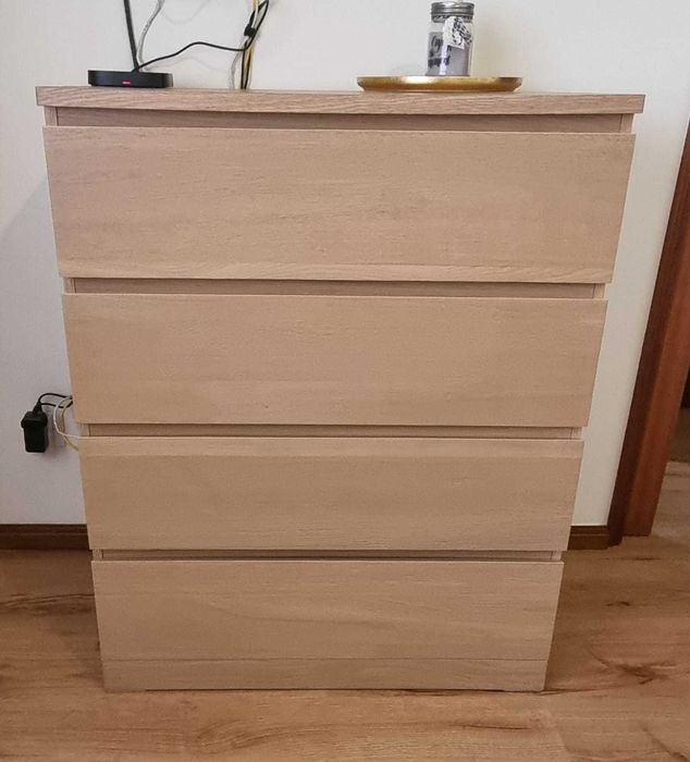 Cómoda com 4 gavetas