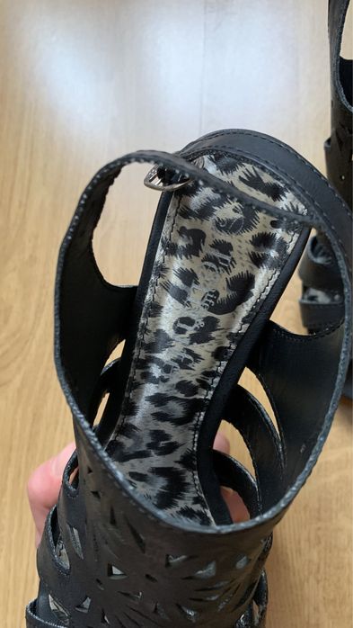 Sandały na obcasie 37