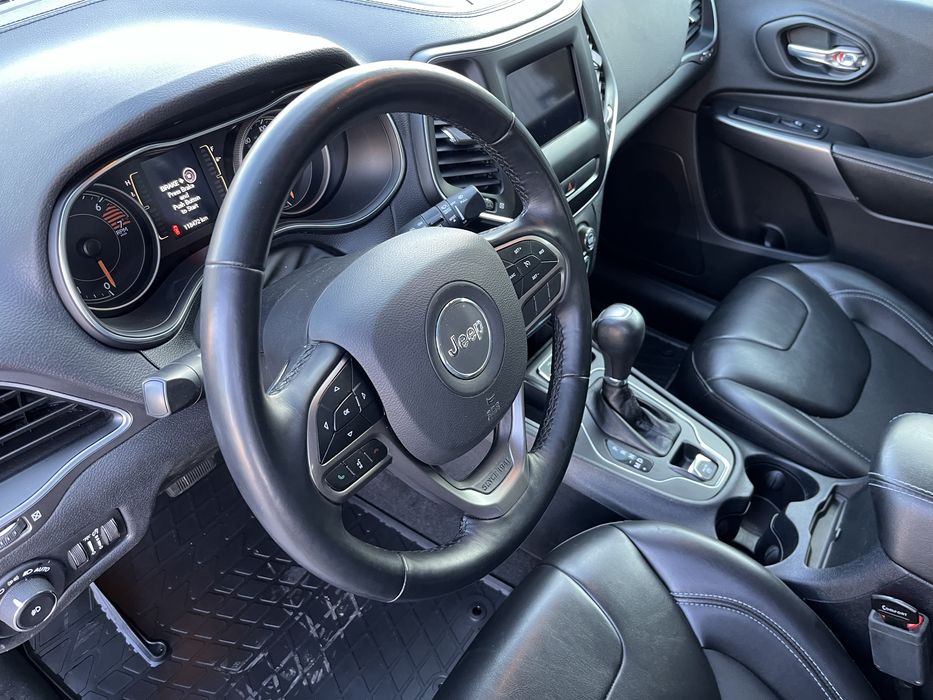 Jeep Cherokee 2019г Не бит Не фарбован Restaling