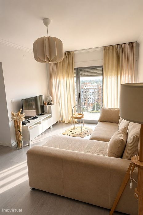 Apartamento T2 com garagem e varanda no Seixal