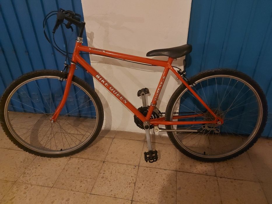 Bicicleta laranja usada