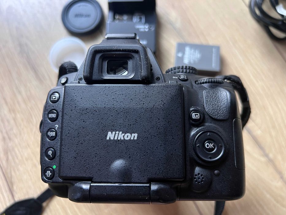 Nikon D5000 | Nikkor VR DX AF-S 18-55 mm | torba | zużycie 19%