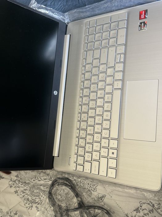 Compotador hp 16Gb 512Gb completamente novo so usei praticamente 15 dias a fazer uma formacao online , vai com bolsa .