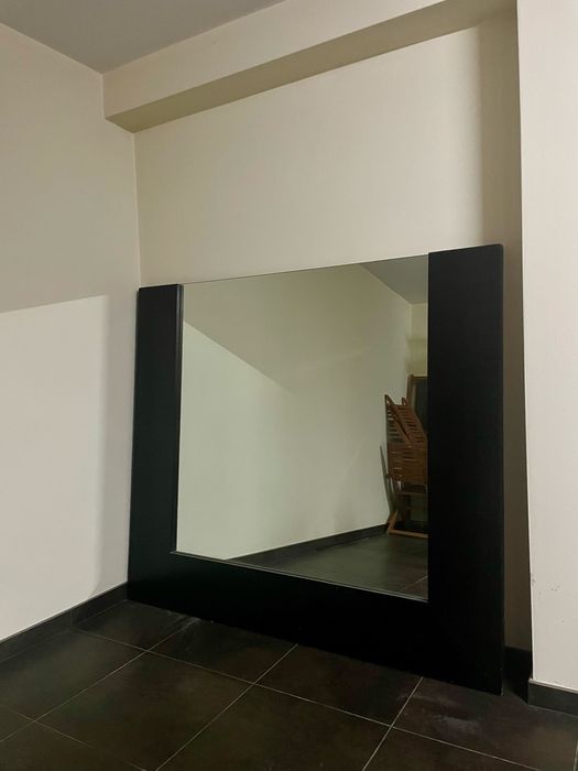 Espelho grande com moldura preta – ideal para sala ou quarto