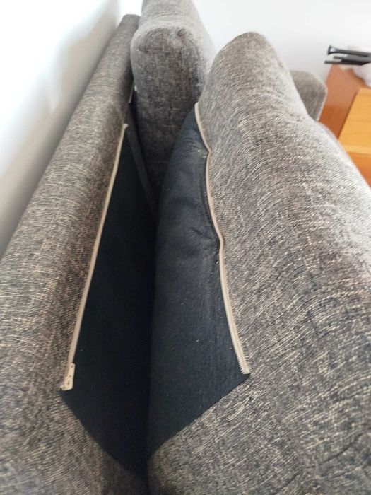 Sofá, mesa de cozinha e cadeiras