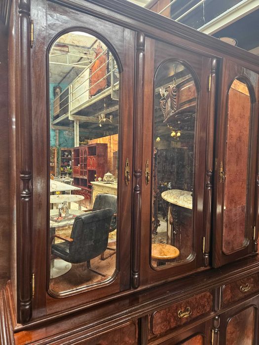 Livreiro em madeira com portas espelhadas - Bom esta