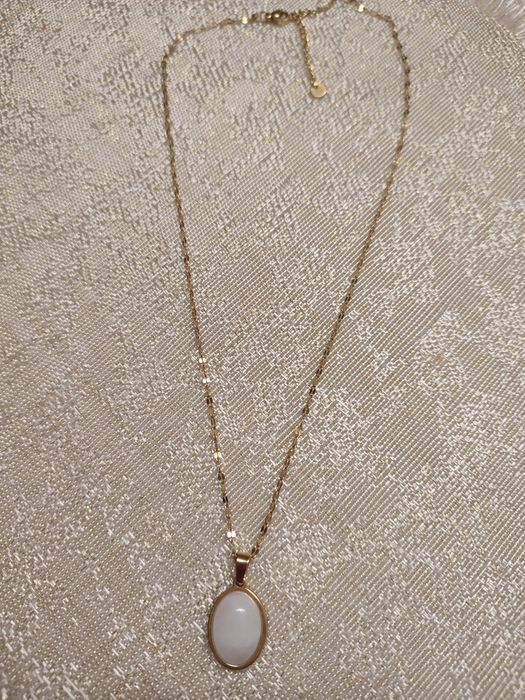 Naszyjnik medalion z owalną zawieszką masa perłowa