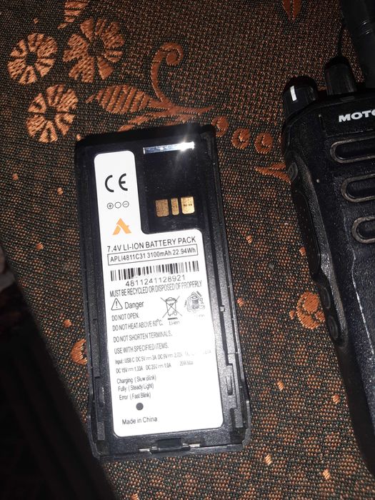 Motorola R7a — Бойовий комплект: 2 АКБ (один з Type-C) + 2 зарядки