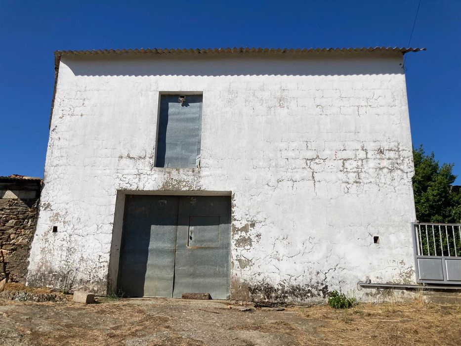 Moradia V6 independente e outros lotes