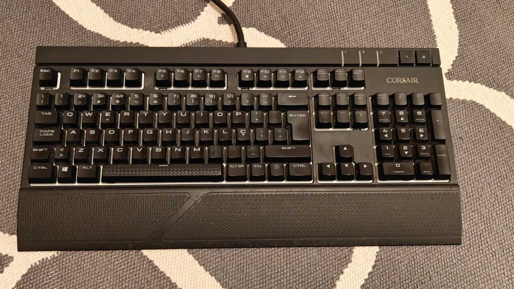 Teclado mecanico Corsair Strafe RGB (layout PT) + Rato Corsair