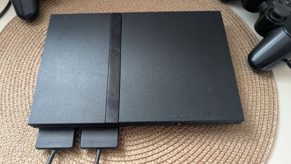 Konsola PlayStation 2 + kable + pady + gra