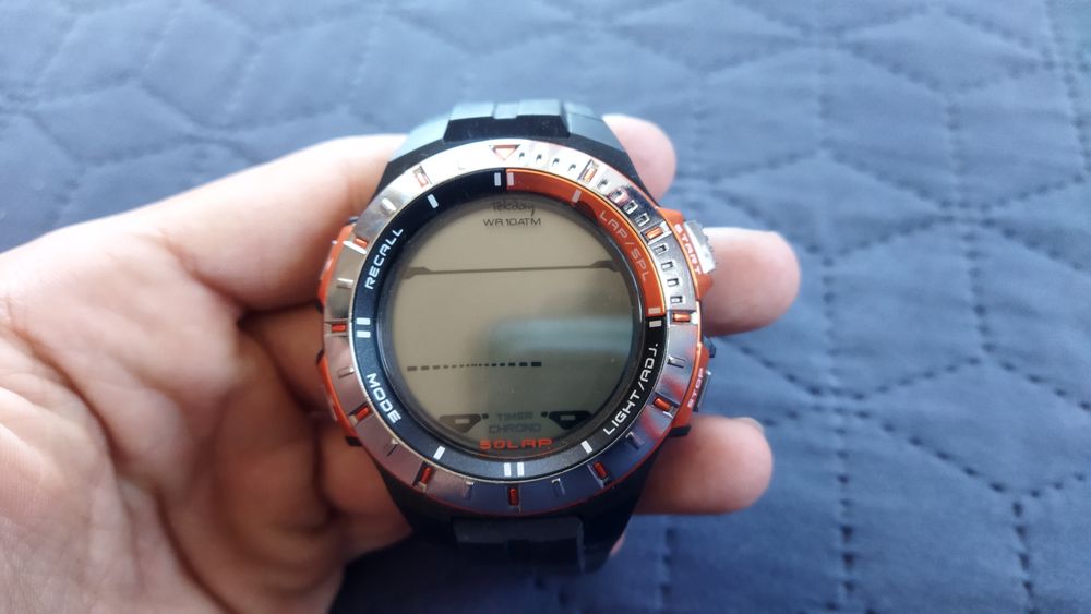 Relogios de cor laranja e preta