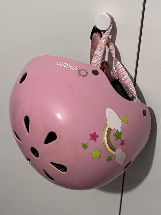 Trotinete de menina com capacete rosa