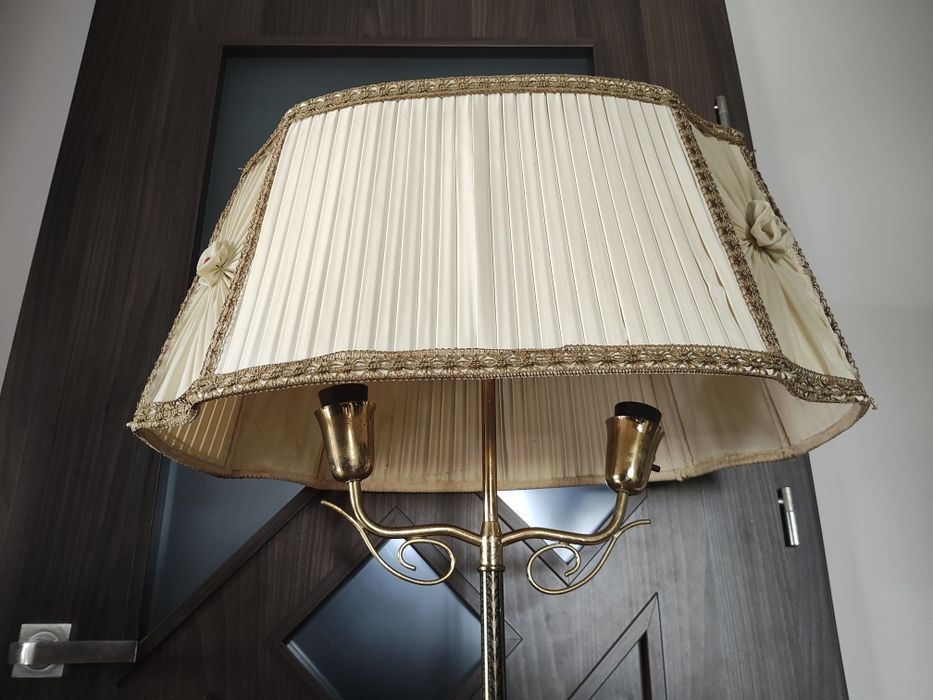 Zabytkowa mosiężna lampa stojąca