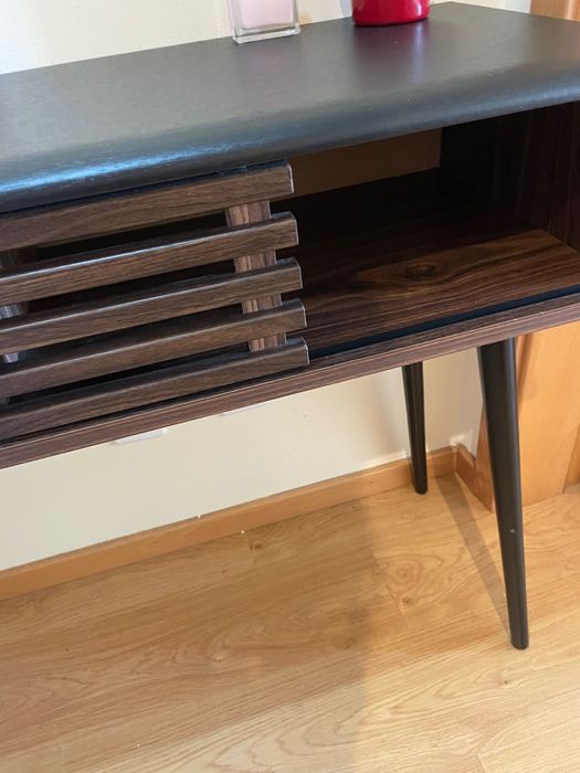 Mesa em madeira escura