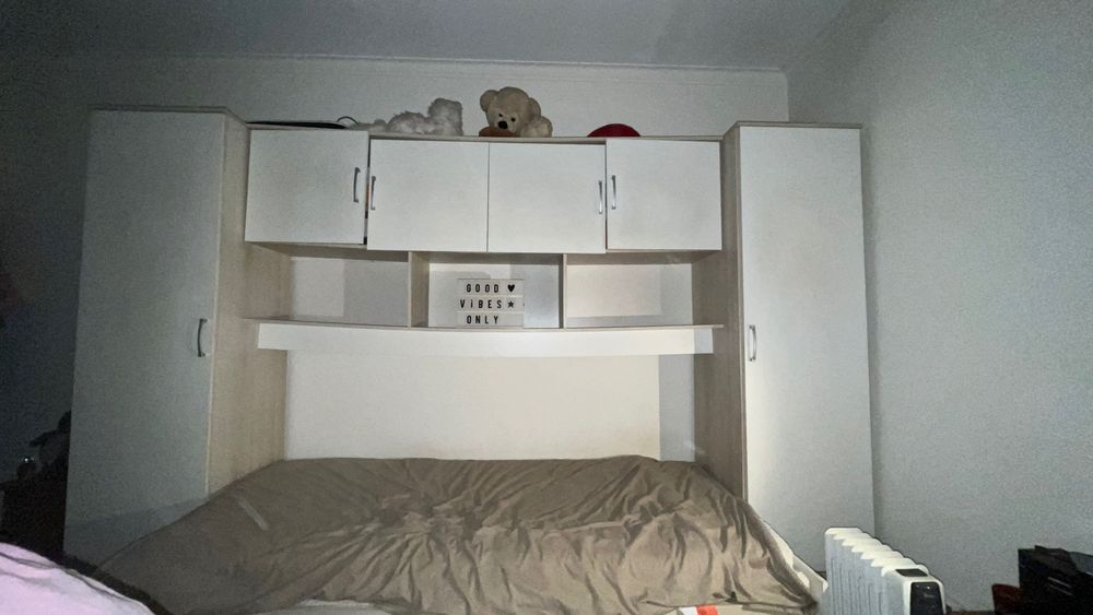 Conjunto cama dupla com colchões e armário – funcional e prático