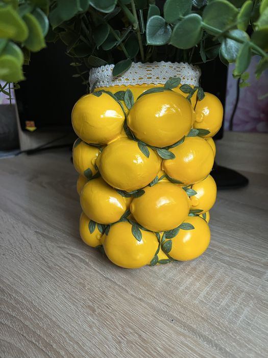 Трендова ваза з лимонами